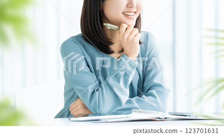 在辦公桌前工作的女性/女商人 123701631