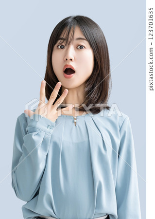 驚訝的女人/女商人 123701635