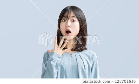 驚訝的女人/女商人 123701636