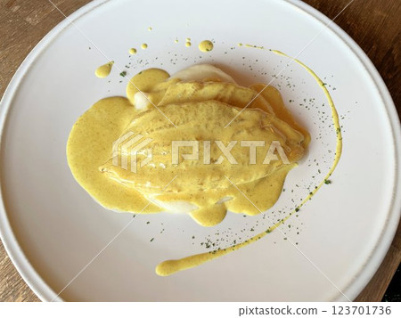 A casual course meal at a fashionable cafe. Sole meunière in curry cream sauce 123701736