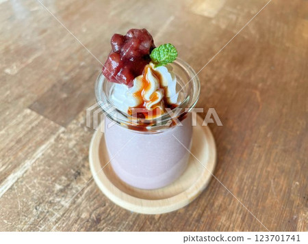 A casual course meal at a fashionable cafe Cream pudding made with sweet bean paste and mitarashi sauce 123701741
