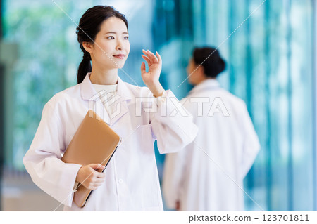 醫療隊男女醫生合影合作:LINK FOREST 醫療隊男女醫生合影合作:LINK FOREST 123701811