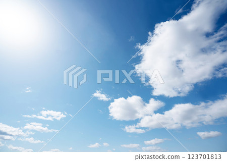 春天藍天和雲彩 123701813