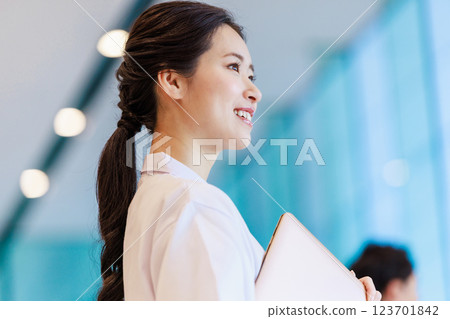 Medical team female doctor shooting cooperation: LINK FOREST 123701842