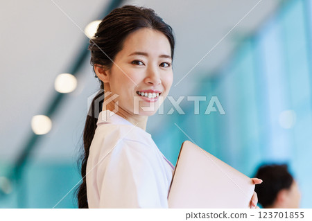 Medical team female doctor shooting cooperation: LINK FOREST Medical team female doctor shooting cooperation: LINK FOREST 123701855