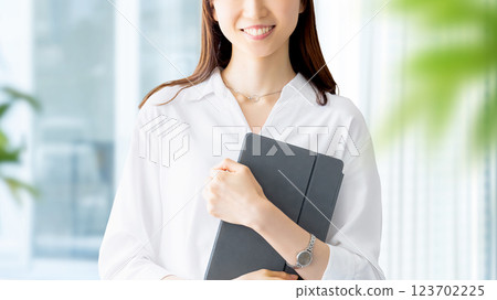 帶平板電腦的微笑的女人/女商人 123702225
