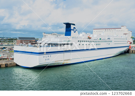 [The Pacific Ferry Ishikari, seen from the Sunflower Furano, is docked at the Tomakomai Ferry Terminal] 123702668