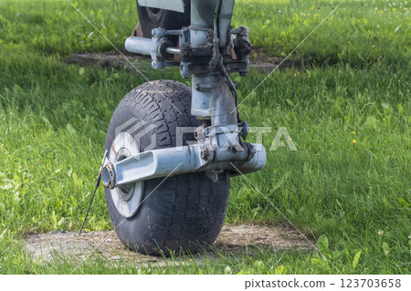 Front landing gear, fixed with a metal cable Front landing gear, fixed with a metal cable 123703658