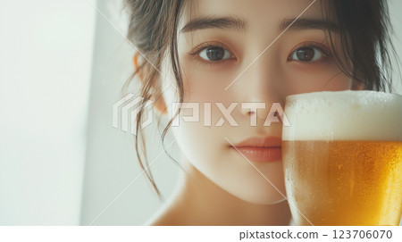 快樂的年輕女子享受啤酒 — — 放鬆和清爽的時刻 123706070