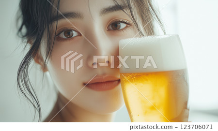 快樂的年輕女子享受啤酒 — — 放鬆和清爽的時刻 123706071