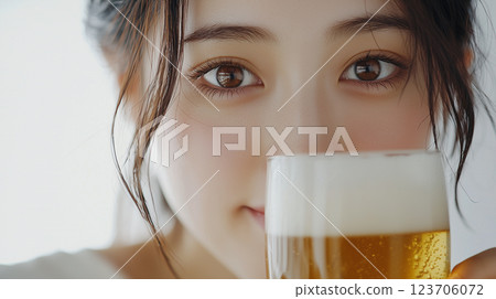 快樂的年輕女子享受啤酒 — — 放鬆和清爽的時刻 123706072