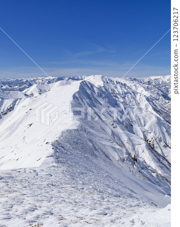 谷川山脈及本山脊山脈的雪景 123706217
