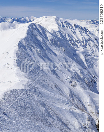谷川山脈及本山脊山脈的雪景 谷川山脈及本山脊山脈的雪景 123706219