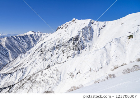谷川岳:天神山脊的壯麗冬季山景(雪山登山) 谷川岳:天神山脊的壯麗冬季山景(雪山登山) 123706307