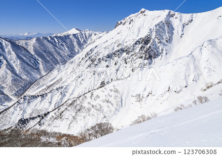Tanigawadake: Spectacular winter mountain scenery from Tenjin Ridge (Snowy mountain climbing) Tanigawadake: Spectacular winter mountain scenery from Tenjin Ridge (Snowy mountain climbing) 123706308