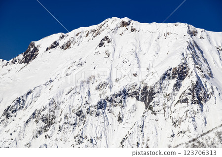Tanigawadake: Spectacular winter mountain scenery from Tenjin Ridge (Snowy mountain climbing) 123706313