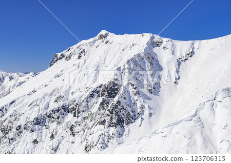 谷川岳：天神山脊的壯麗冬季山景（雪山登山） 123706315