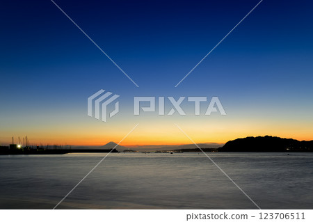 湘南葉山的小濱海灘的晚景，靜謐而美麗 123706511