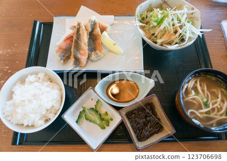 Fried Gurukun set meal 123706698