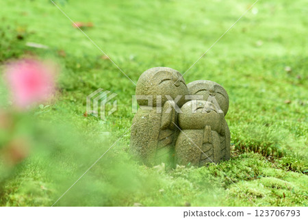 紫泉定山寺(京都市左京區)花園中可愛的地藏菩薩雕像 紫泉定山寺(京都市左京區)花園中可愛的地藏菩薩雕像 123706793