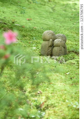 紫泉定山寺（京都市左京區）花園中可愛的地藏菩薩雕像 123706795