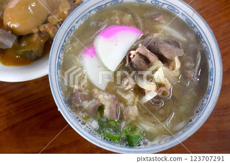 肉烏龍麵和關東煮 123707291