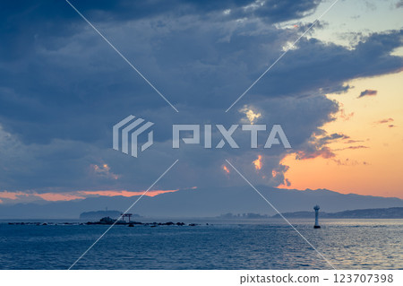 從森戶海灘欣賞名島鳥居和江之島的壯麗景色 從森戶海灘欣賞名島鳥居和江之島的壯麗景色 123707398