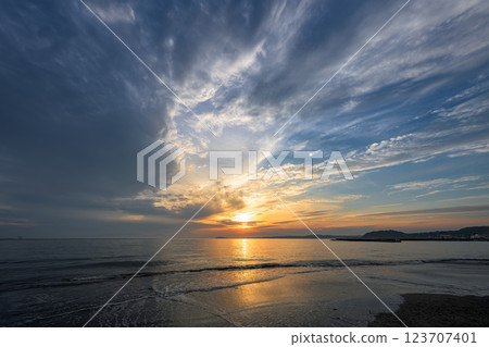 神奈川縣葉山町湘南的森戶海灘的海天一色的壯麗日落 神奈川縣葉山町湘南的森戶海灘的海天一色的壯麗日落 123707401