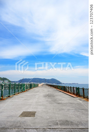 湘南葉山港:清爽開放的散步堤岸 湘南葉山港:清爽開放的散步堤岸 123707406