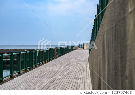 Shonan Hayama Port: Open wooden deck and sea breeze Shonan Hayama Port: Open wooden deck and sea breeze 123707408