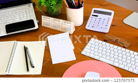 案頭工作、商務用品、辦公室工作、橫幅材料、16:9 123707575