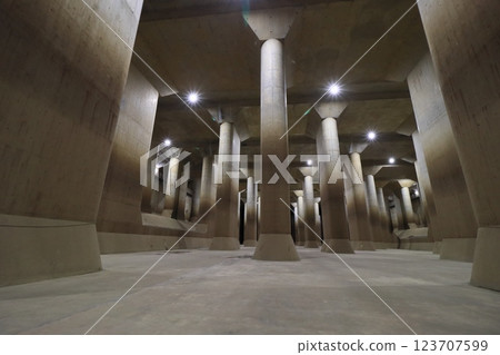 地下神殿：都會區外地下排水通道壓力調節池 123707599