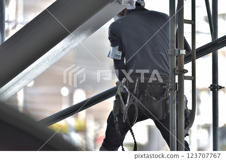 Construction site: Scaffolding workers dismantling scaffolding Construction site: Scaffolding workers dismantling scaffolding 123707767