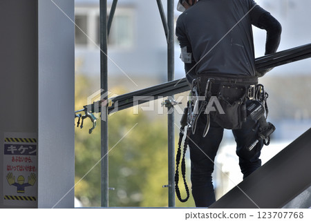 Construction site: Scaffolding workers dismantling scaffolding Construction site: Scaffolding workers dismantling scaffolding 123707768
