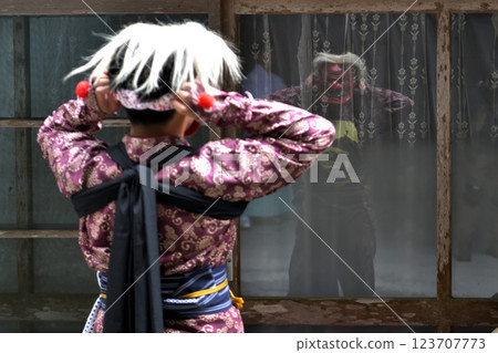 Shiro Shrine's Autumn Festival: Stick wielders dressed in demon costumes 123707773