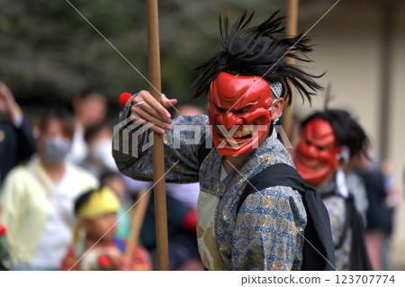 白神社的秋祭:身穿鬼服的女棍手握六英尺長的棍子 白神社的秋祭:身穿鬼服的女棍手握六英尺長的棍子 123707774