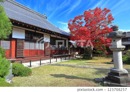 [京都府] 秋天的源光庵本殿 123708257