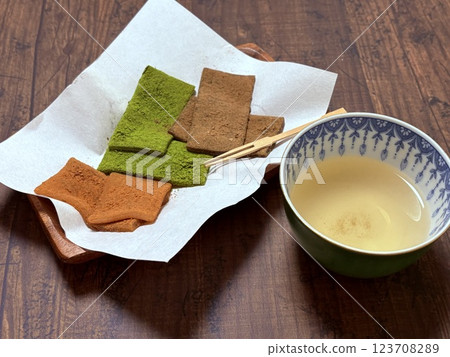 京都新鮮八橋,不含紅豆餡,有烤綠茶、抹茶和大豆粉口味可供選擇 京都新鮮八橋,不含紅豆餡,有烤綠茶、抹茶和大豆粉口味可供選擇 123708289