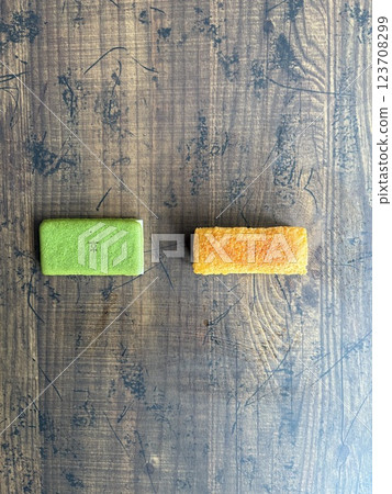 鮮綠的白巧克力和鬆軟的奶油卡斯特拉蛋糕夾著的烤甜點 123708299