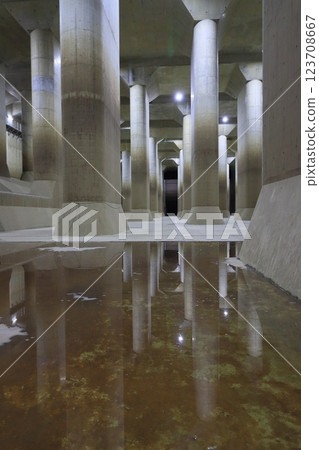 地下寺廟：首都圈外地下排水渠的調壓水箱。 123708667