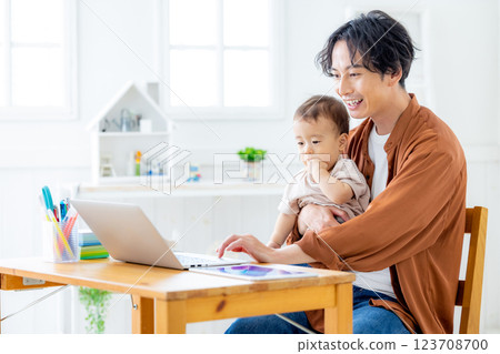 一邊在家一邊工作一邊照顧寶寶的男人 123708700