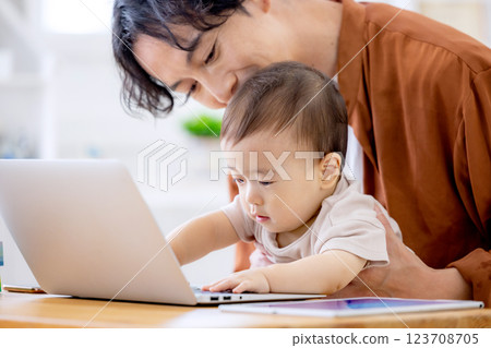 一邊在家一邊工作一邊照顧寶寶的男人 123708705