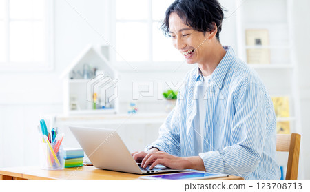 男人做遠程辦公 123708713