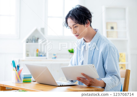 男人做遠程辦公 123708714
