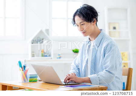 男人做遠程辦公 123708715