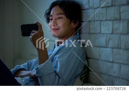智能手機夜貓子男 123708726