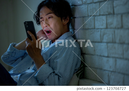 智能手機夜貓子男 123708727