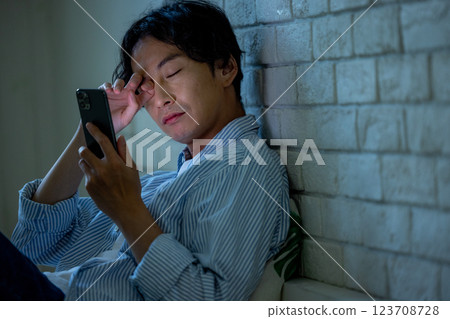 智能手機夜貓子男 123708728