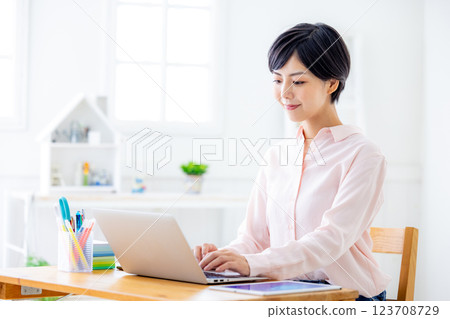 做遠距辦公的年輕女子 123708729