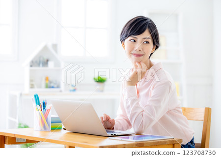 做遠距辦公的年輕女子 123708730